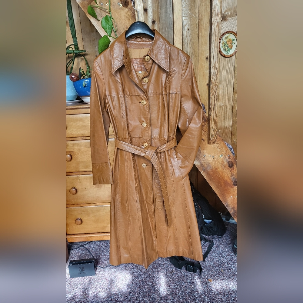 1970's Montgomery Ward Genuine Leather Trench Coat in Tan, size 11/12, petite